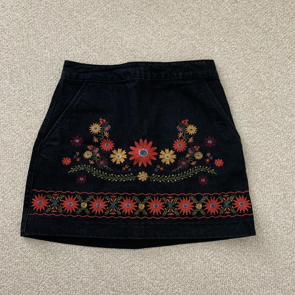 Black Mini Skirt with Floral Print from Forever 21 (in XS)